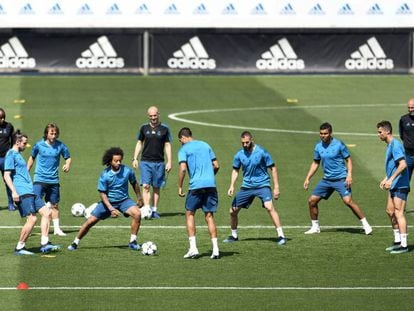 Los jugadores del Real Madrid en el entrenamiento de este martes. 