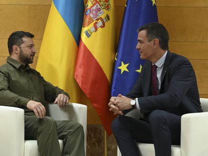 El presidente de Ucrania junto al presidente del Gobierno en funciones durante la cumbre de Granada.