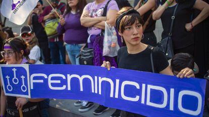 Una mujer sostiene un cartel durante la manifestación contra la violencia machista en México.