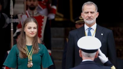 El jefe de Estado Mayor de la Defensa (JEMAD), el almirante general Teodoro Esteban, saluda al rey Felipe y a la princesa Leonor.