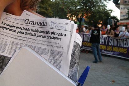 Manifestación contra la violecia de género en el barrio de Zaidín, ayer.