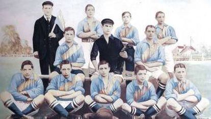 El equipo de Boca Juniors en 1905, con la banda amarilla diagonal.