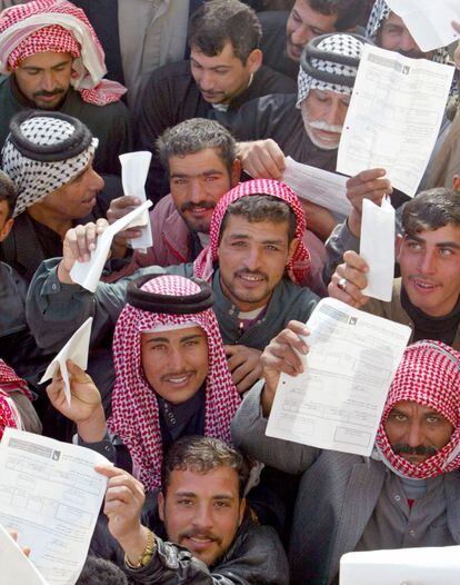 30 de enero de 2005. Elecciones generales en Irak. Varios ciudadanos muestran sus documentos como votantes registrados, en un colegio de la ciudad santa de Nayaf.