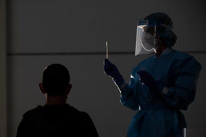Una enfermera realiza una prueba PCR en Irún (Guipúzcoa) a principios de septiembre.