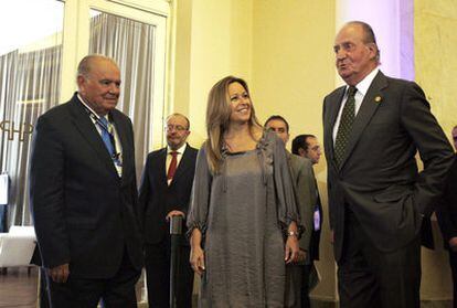El rey Juan Carlos, ayer en Mar del Plata con la ministra de Exteriores, Trinidad Jiménez, y el secretario iberoamericano, Enrique Iglesias.