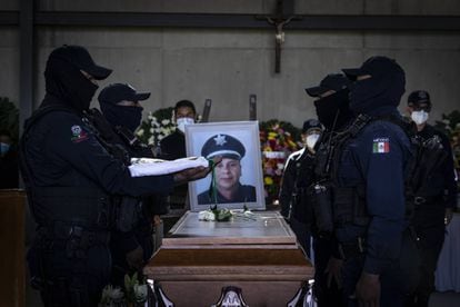 Miembros de la policía estatal junto al féretro de un compañero asesinado por el crimen organizado en Zacatecas, el 26 de agosto de 2021.