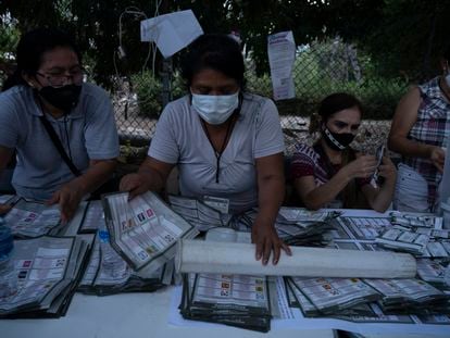 Las funcionarios electorales cuentan las boletas en una mesa de votación en Acapulco, Guerrero en las elecciones federales de junio de 2021.