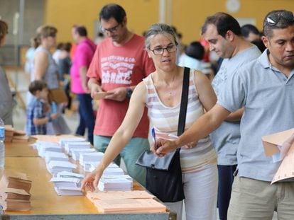 Varias personas aguardan para depositar su voto en Girona.