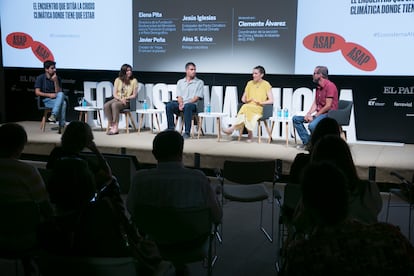 Desde la izquierda, Javier Peña, creador de 'Hope. En pie por el planeta'; Elena Pita, directora de la Fundación Biodiversidad del Ministerio para la Transición Ecológica y el Reto Demográfico; Jesús Iglesias Saugar, embajador del Pacto Climático Europeo en Social Climate; Aina S. Erice, bióloga y escritora, y Clemente Álvarez, coordinador de la sección de Clima y Medio Ambiente de EL PAÍS.