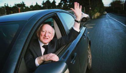El candidato laborista, Michael D. Higgins, tras depositar su voto.