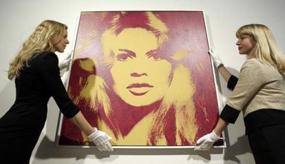 Empleadas de Sotheby&#039;s colocan un retrato de Bardot