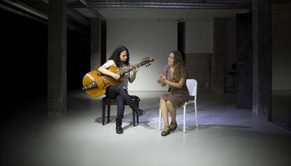 La cantaora Rocío Márquez y el violagambista Fahmi Alqhai en su local de ensayo.