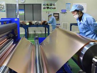 Línea de producción de láminas de cobre usadas en las baterías de litio, en una planta de Tongling Nonferrous Metals Group en Tongling (China).