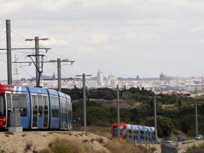 Dos trenes del metro ligero oeste de Madrid