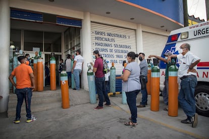Personas hacen fila para comprar oxígeno en el municipio de Tehuantepec, Oaxaca, en agosto de 2021.