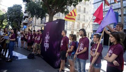 Membres d'Arran, davant la comissaria de les Corts.