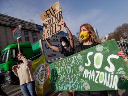 Activistas del clima participan en una manifestación organizada por Youth for Climate y Rise for Climate Belgium contra el Tratado UE-Mercosur en Bruselas, Bélgica, el pasado 3 de marzo.