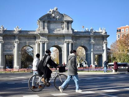 Desde este 18 de diciembre, la Puerta de Alcalá se puede ver y disfrutar tras los trabajos de restauración, que comenzaron en febrero.