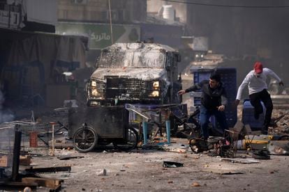 Un momento de los enfrentamientos entre los palestinos y las fuerzas militares israelíes en la ciudad cisjordana de Nablus este miércoles.