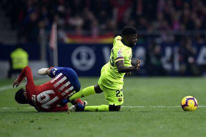 Umtiti disputa un balón con Diego Costa, en el Atlético-Barcelona.