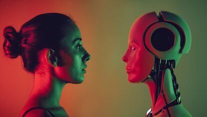 Un robot como facciones humanas y una mujer se miran el uno al otro.