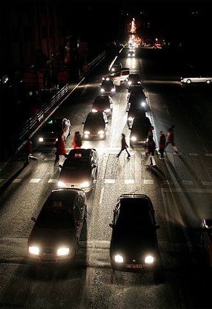 La avenida de la Ciudad de Barcelona, sumida en la oscuridad, en una imagen de las 20.30 de ayer.