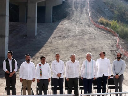 Andrés Manuel López Obrador encabeza la supervisión de las obras de una carretera en Oaxaca.