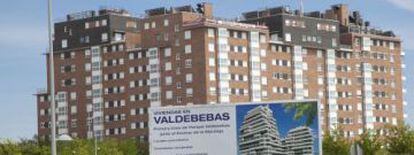 Cartel publicitario delante de una promoción de viviendas en régimen de cooperativa en Valdebebas (Madrid).