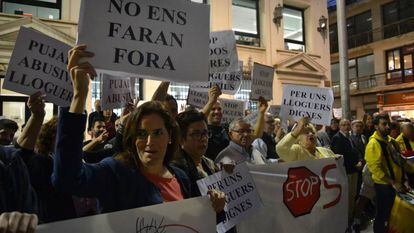 Inquilinos de Badalona se manifiestan contra la subida de sus alquileres.