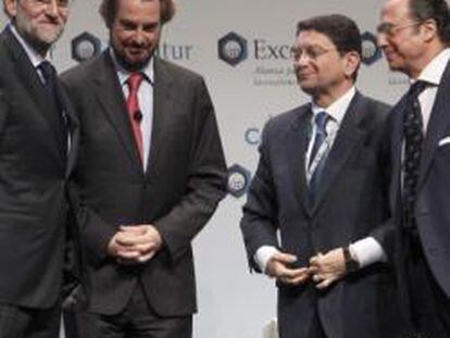 El presidente del Gobierno, Mariano Rajoy, con Sebastián Escarrer, presidente de Exceltur, Taleb Rifai, secretario general de la OMT y Antonio Vázquez, presidente de IAG