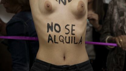 Protesta en Madrid con motivo de unas jornadas sobre vientres de alquiler.