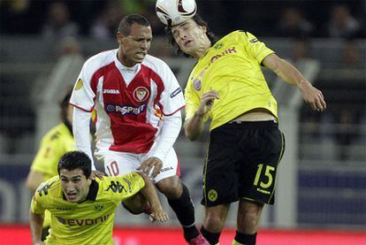 Luis Fabiano, entre Nuri Sahin y Mats Hummels