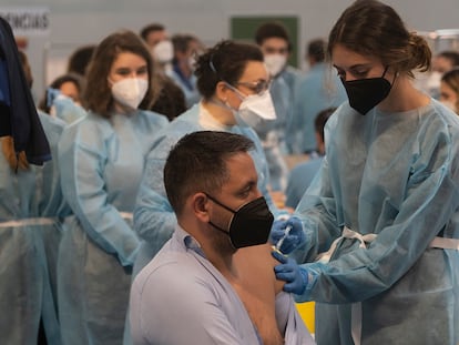 Sanitarios administran la vacuna AstraZeneca, en Sevilla.
