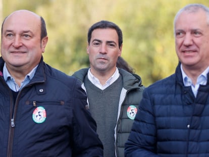 Imanol Pradales (centro), entre Iñigo Urkullu (derecha) y el presidente del PNV, Andoni Ortuzar, durante un acto del partido el domingo en Sukarrieta (Bizkaia).