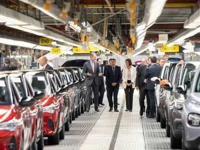 El rey Felipe VI visita la planta de Opel en Figueruelas, Zaragoza, el pasado 7 de octubre. Abajo, Michael Lohscheller, primer ejecutivo de la empresa.  