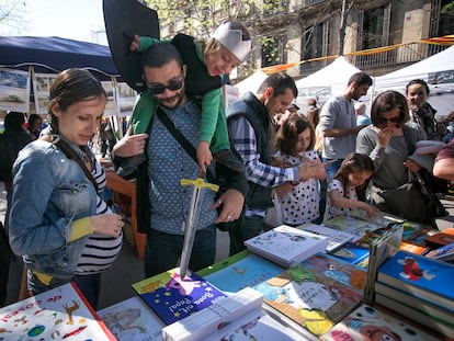 Una familia celebra Sant Jordi en el centro de Barcelona