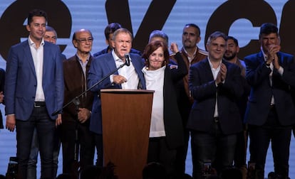 El gobernador de Córboba, el peronista Juan Schiaretti, celebra el domingo por la noche su triunfo electoral.