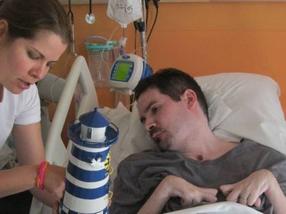 Fotografía tomada por los padres de Vincent Lambert en la que el paciente aparece junto a su hermana, Marie, en un hospital de Reims.