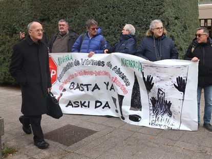 Un grupo de víctimas de la Iglesia protestan ante la sede de la Conferencia Episcopal, el 4 de marzo en Madrid.