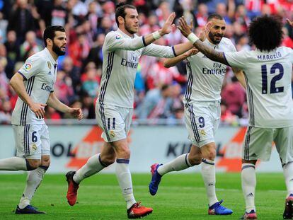 Marcelo y Bale felicitan a Benzema por su gol al Athletic.