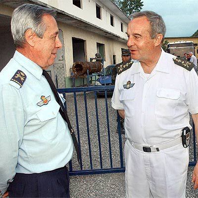 Los generales José Antonio Beltrán y Vicente Navarro, en Trabzon en mayo de 2003.