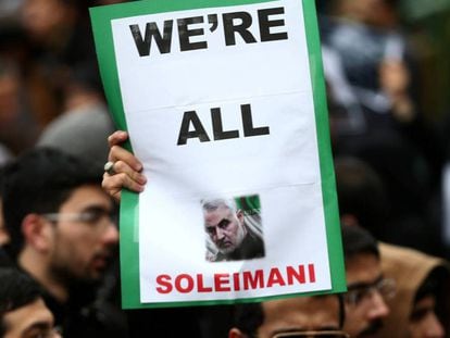 Un iraní sujeta una imagen del general Qasem Soleimani, este sábado en Teherán. En vídeo, las claves del conflicto.
