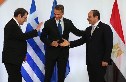 El primer ministro griego, Kyriakos Mitsotakis (centro), el president de Chipre, Nikos Anastasiades (izquierda) y el presidente de Egipto, Abdel Fattah Al-Sisi (derecha) en una cumbre trilateral. (Chipre, Egipto, Grecia, Atenas) EFE/EPA/ORESTIS PANAGIOTOU