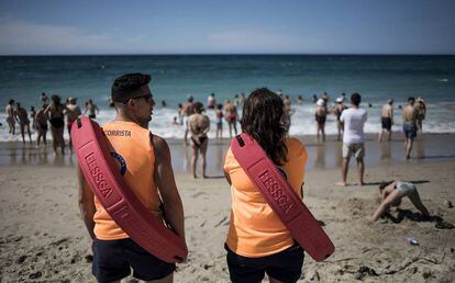 Socorristas en la Playa de Razo en Carballo, en Costa da Morte.