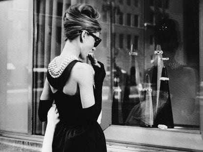 Audrey Hepburn mira el escaparate de Tiffany en la Quinta Avenida de Nueva York en la película 'Desayuno con diamantes'
