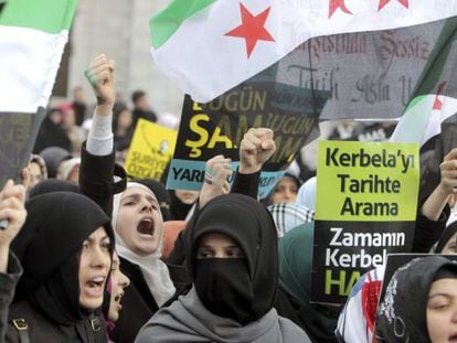 Manifestantes gritan consignas durante una protesta contra el r&eacute;gimen sirio de Bachar Al-Asad en Estambul.