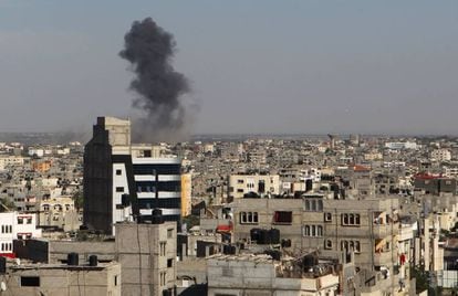 Humo en Rafah, en el sur de la franja de Gaza tras un ataque aéreo israelí
