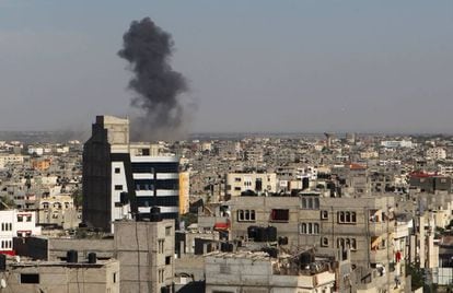 Humo en Rafah, en el sur de la franja de Gaza tras un ataque a&eacute;reo israel&iacute;