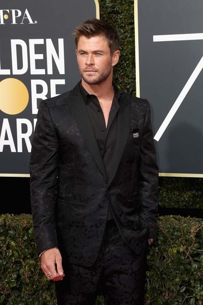 Chris Hemsworth, de negro con un pin de Time's up.