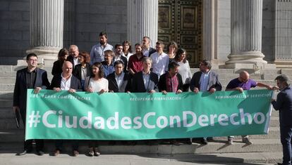 Representantes de los Ayuntamientos del Cambio tras la reunión con diputados de Unidos Podemos en el Congreso de los Diputados el pasado día 4 de octubre. Rita Maestre, tercera por la izquierda.